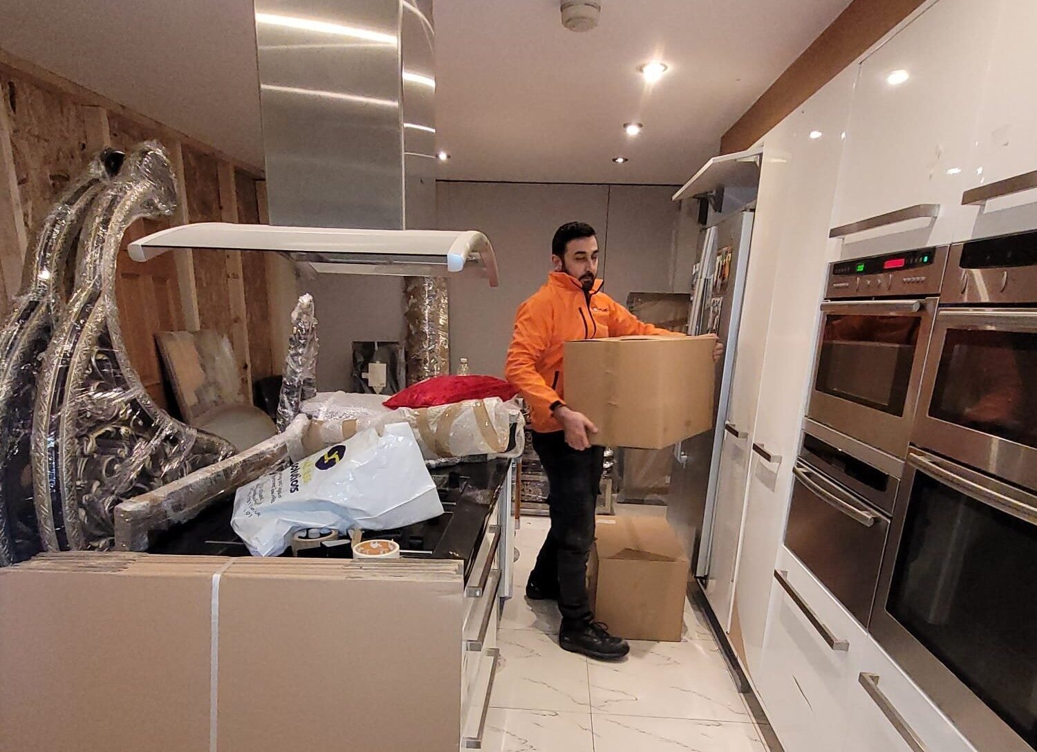MEPRO Removals worker moving boxes
